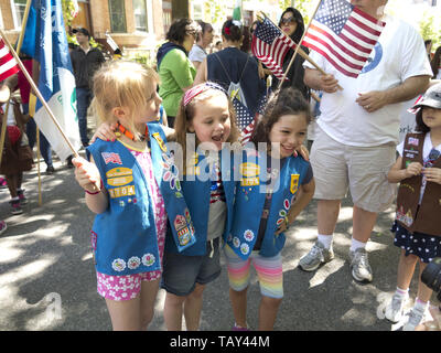 Daisy Girl Scouts preparare a marzo in re County 152Memorial Parade nel Bay Ridge sezione di Brooklyn, NY, 27 maggio 20019. Foto Stock