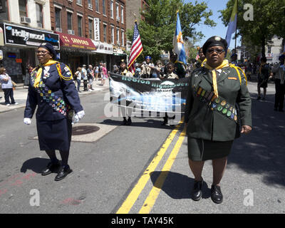 La Scout troop marche in re County 152Memorial Parade nel Bay Ridge sezione di Brooklyn, NY, 27 maggio 20019. Foto Stock