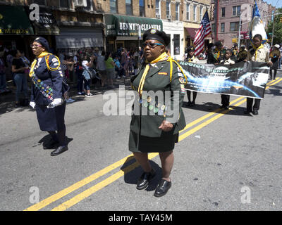 La Scout troop marche in re County 152Memorial Parade nel Bay Ridge sezione di Brooklyn, NY, 27 maggio 20019. Foto Stock