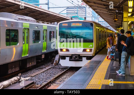 Tokyo, Giappone - 24 Aprile 2018: la linea Yamanote è una stazione ferroviaria linea loop a Tokyo il collegamento di più di Tokyo le principali stazioni e centri urbani Foto Stock