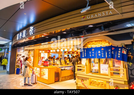 Tokyo, Giappone - 24 Aprile 2018: GrandSta negozio alimentare alla stazione di Tokyo è di " commuters " dove possono trovare Eki Bento - stazione pasto box set in imballaggi variabile Foto Stock