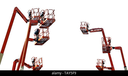 Orange articolato di sollevamento del braccio. Piattaforma Aerea di ascensore. Telescopici di sollevamento del braccio isolato su sfondo bianco. Costruzione Mobile gru a noleggio e in vendita. Ma Foto Stock
