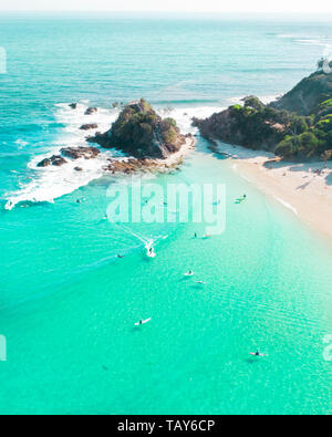 Antenna della gente che cammina su una spiaggia al tramonto con la bella spiaggia di sabbia e Gentle Waves Foto Stock