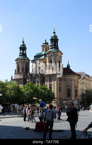 Chrám svatého Mikuláše - Chiesa di San Nicola - in Staré Město, la Città Vecchia di Praga, Repubblica Ceca Foto Stock