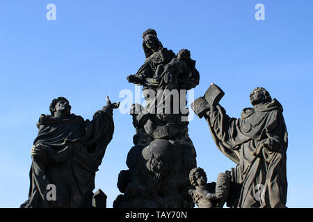 La statua della Madonna che frequentano a San Bernardo sul Ponte Carlo a Praga, Repubblica Ceca Foto Stock