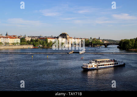 Moldava vista dal Ponte di Carlo a Praga, Repubblica Ceca Foto Stock