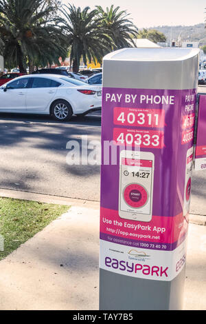 Pagare tramite telefono parcheggio ticket distributore, Tamworth NSW Australia. Foto Stock