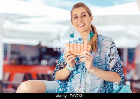 Donna che mantiene cocomero Foto Stock