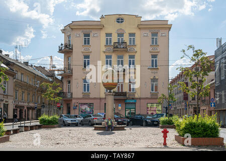 Vilnius, Lituania. Maggio 2019. Uovo di Pasqua (MARGUTIS) scultura scultore: Romas Vilčiauskas. 2003. Nel 2003 la mano dell'artista e designer Lijana Tur Foto Stock