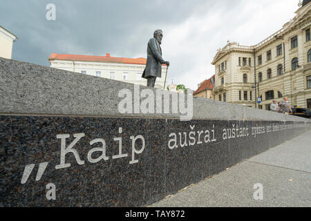 Vilnius, Lituania. Maggio 2019. Una vista della statua di Jono Basanavičiaus Foto Stock