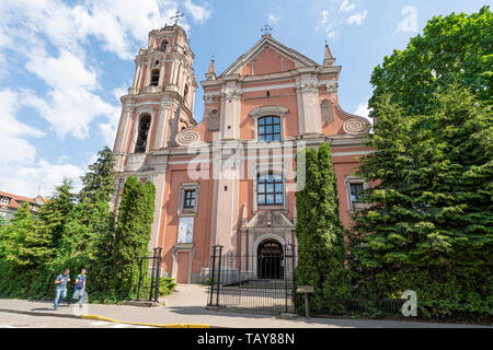 Vilnius, Lituania. Maggio 2019. Una vista della chiesa cattolica di tutti i santi della facciata Foto Stock