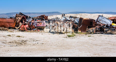 Burseya hill Azez in Siria. Burseya hill Azez in Siria. In frantumi e incendiate automobili in Siria guerra civile. Foto Stock