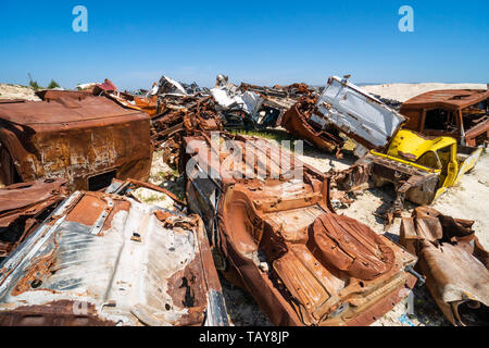 Burseya hill Azez in Siria. Burseya hill Azez in Siria. In frantumi e incendiate automobili in Siria guerra civile. Foto Stock