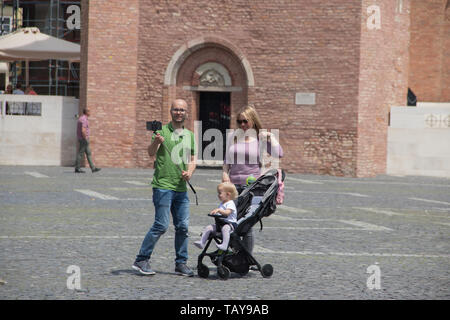 Famiglia giovane con un bambino, tenendo selfie al City Square, Happy Good Times Foto Stock