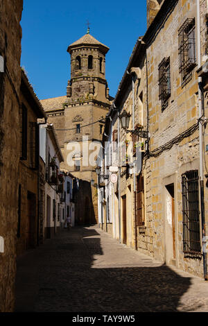 Tipica strada e palazzo della vecchia università. Baeza, provincia di Jaén. southern Andalusia. Spagna europa Foto Stock