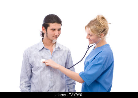 Medico in ascolto al paziente gli heartbeat su bianco Foto Stock
