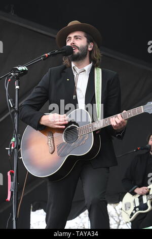 Cantante, compositore e chitarrista Ben Schneider è mostrato esibirsi sul palco durante un 'live' stand up aspetto di concerto con il Signore Huron. Foto Stock