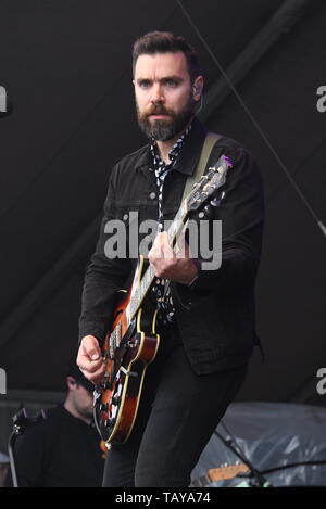 Cantante, compositore e chitarrista Ben Schneider è mostrato esibirsi sul palco durante un 'live' stand up aspetto di concerto con il Signore Huron. Foto Stock