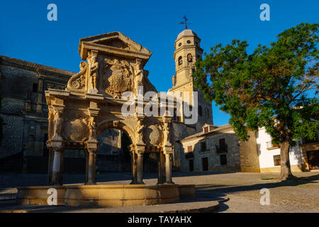 Catedral de la Natividad de Nuestra Señora. Lo stile rinascimentale Cattedrale e fontana di Santa Maria. Baeza, provincia di Jaén. southern Andalusia. Spagna e Foto Stock