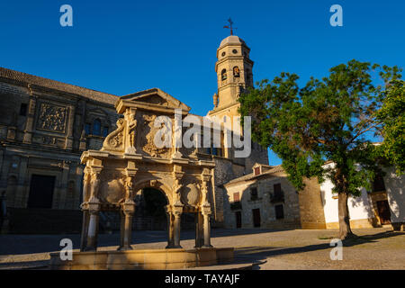 Catedral de la Natividad de Nuestra Señora. Lo stile rinascimentale Cattedrale e fontana di Santa Maria. Baeza, provincia di Jaén. southern Andalusia. Spagna e Foto Stock