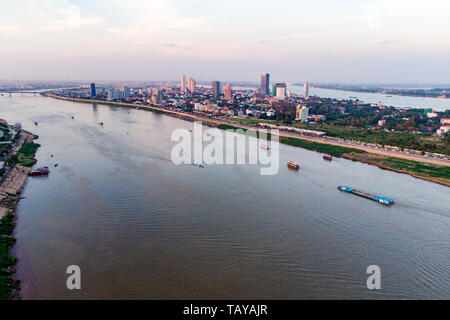 Phnom Penh skyline della città e il fiume Tonle Sap. Phnom Penh è la capitale e la città più grande della Cambogia. Top vista aerea Foto Stock