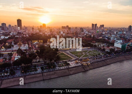 Vista superiore della Cambogia capitale Phnom Penh durante il tramonto. Il fiume Tonle Sap Foto Stock