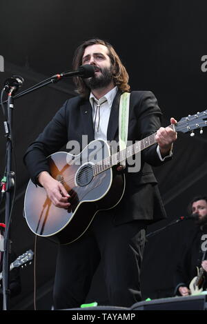 Cantante, compositore e chitarrista Ben Schneider è mostrato esibirsi sul palco durante un 'live' stand up aspetto di concerto con il Signore Huron. Foto Stock