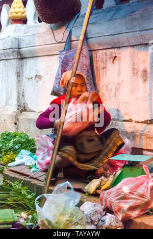 Luang Prabang, Laos - Feb 2016: Donna la vendita di frutta e verdura alla mattina presto mercato, Laos Foto Stock