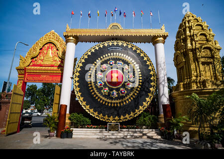 Enorme Gong al Wat Ounalom in Phnom Penh Cambogia. Ingresso al tempio. La pagoda buddista. Attrazioni a Phnom Penh Foto Stock