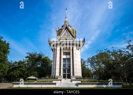 Il memorial stupa di Choeung Ek Killing Fields, contenenti alcuni dei Khmer rossi vittime' rimane. Vicino a Phnom Penh Cambogia Foto Stock