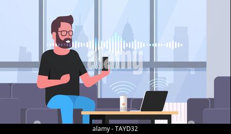 L'uomo utilizza lo smartphone e il computer portatile controllato da smart speaker il riconoscimento vocale concetto moderno soggiorno interno piana orizzontale e verticale Illustrazione Vettoriale