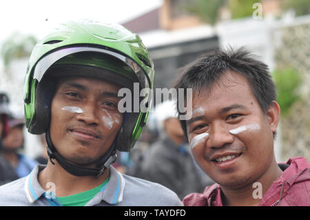 Batam, Indonesia - 18 Novembre 2014: Fatiche dimostrazione di fronte al principale Ufficio Amministrazione. Foto Stock