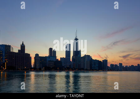 Sullo skyline di Chicago al tramonto, Chicago, Illinois, Stati Uniti Foto Stock