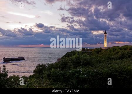 Faro di Biarritz, Francia, tramonto appena prima di una tempesta, cielo nuvoloso. Foto Stock