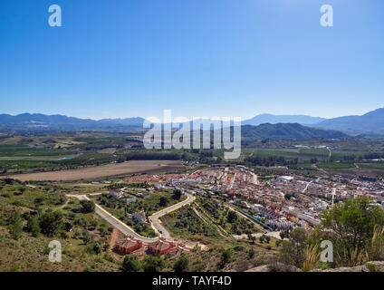 La proliferazione urbana di Pizarro nel Guadalhorce Valley si spostano il versante accanto al Raja Ancha Recreation Area, Andalusia. Foto Stock