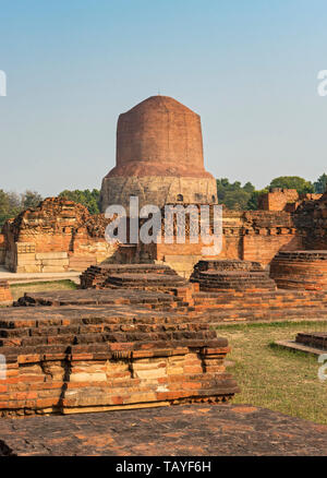 Dhamekh Stupa e scavi di rovine del monastero a Sarnath vicino a Varanasi, India Foto Stock