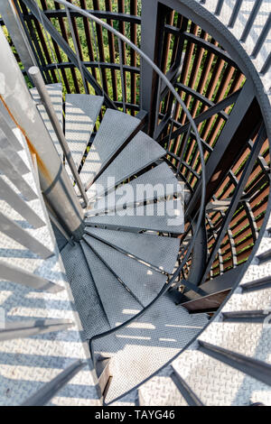 Scala a spirale con struttura in metallo e gradini in una torre esterna. Foto Stock