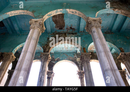 TSKALTUBO, Georgia - 27 Aprile 2019: dettaglio dei abbandonato sanatorio sovietico Medea di Tskaltubo, Georgia. Tskaltubo fu importante centro termale dur Foto Stock