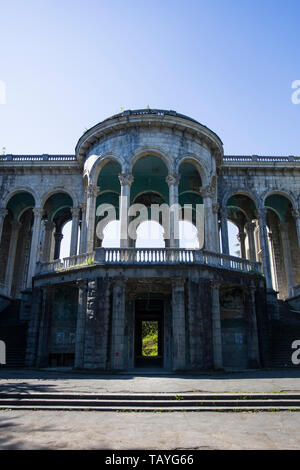 TSKALTUBO, Georgia - 27 Aprile 2019: dettaglio dei abbandonato sanatorio sovietico Medea di Tskaltubo, Georgia. Tskaltubo fu importante centro termale dur Foto Stock