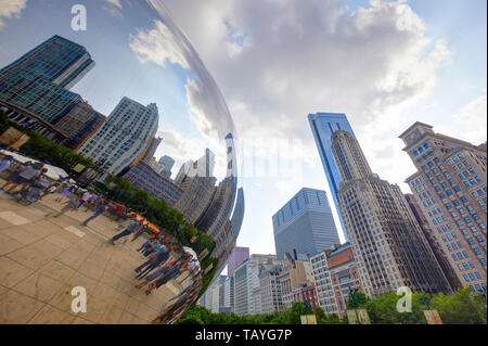 La scultura del Cloud Gate, noto anche come il fagiolo, al Millenium Park di Chicago, Illinois, Stati Uniti Foto Stock