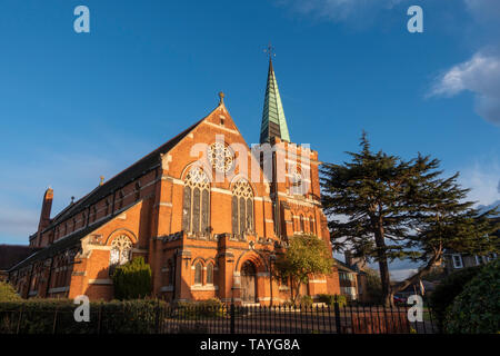 Chiesa di St Peters, parte della parrocchia di Staines sulla strada Laleham accanto al Fiume Tamigi alzaia, Inghilterra. Foto Stock