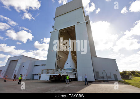 Una versione di prova della NASA Orion modulo di equipaggio con il lancio del sistema Abort attaccato esce il lancio Abort System Facility portato dal trasportatore KAMAG presso il Kennedy Space Center 22 Maggio 2019 a Cape Canaveral, in Florida. Il test Orion verificherà il LAS è in grado di sterzare e il modulo di equipaggio e gli astronauti per la sicurezza in caso di emergenza durante la salita sul lancio nello spazio razzo di sistema. Foto Stock