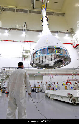 Una versione di prova della NASA Orion modulo di equipaggio con il lancio del sistema Abort allegata è sollevata dalla gru sul trasportatore KAMAG presso il Kennedy Space Center 18 Maggio 2019 a Cape Canaveral, in Florida. Il test Orion verificherà il LAS è in grado di sterzare e il modulo di equipaggio e gli astronauti per la sicurezza in caso di emergenza durante la salita sul lancio nello spazio razzo di sistema. Foto Stock