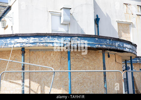 Il Derelict Wheatsheaf Pub a Saltash, Cornovaglia in fase di ristrutturazione per gli appartamenti sul fiume Tamar. Foto Stock