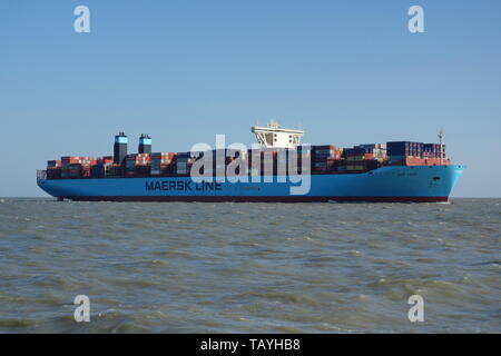 La nave portacontainer Maria Maersk passa il 16 aprile 2019 il porto di Cuxhaven e continua ad Amburgo. Foto Stock