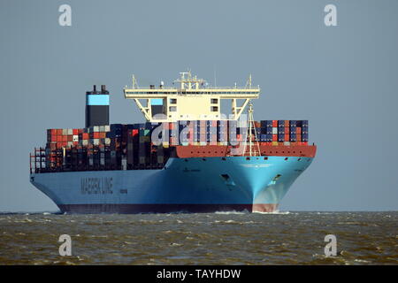 La nave portacontainer Maria Maersk passa il 16 aprile 2019 il porto di Cuxhaven e continua ad Amburgo. Foto Stock