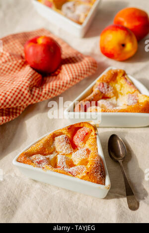 Clafoutis di pesche Foto Stock