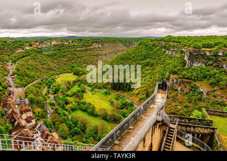 Vista panoramica del villaggio di Rocamadour il fiume Alzou valley e il Causse montagne calcaree. Dipartimento del Lot Occitania Francia. Foto Stock