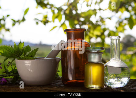 Erbe con Morta - Terapia di Bach. Natura olio con fiori selvaggi. Aromatica Foto Stock