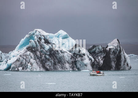 Enormi iceberg e barca resque in Islanda Jokulsarlon Foto Stock